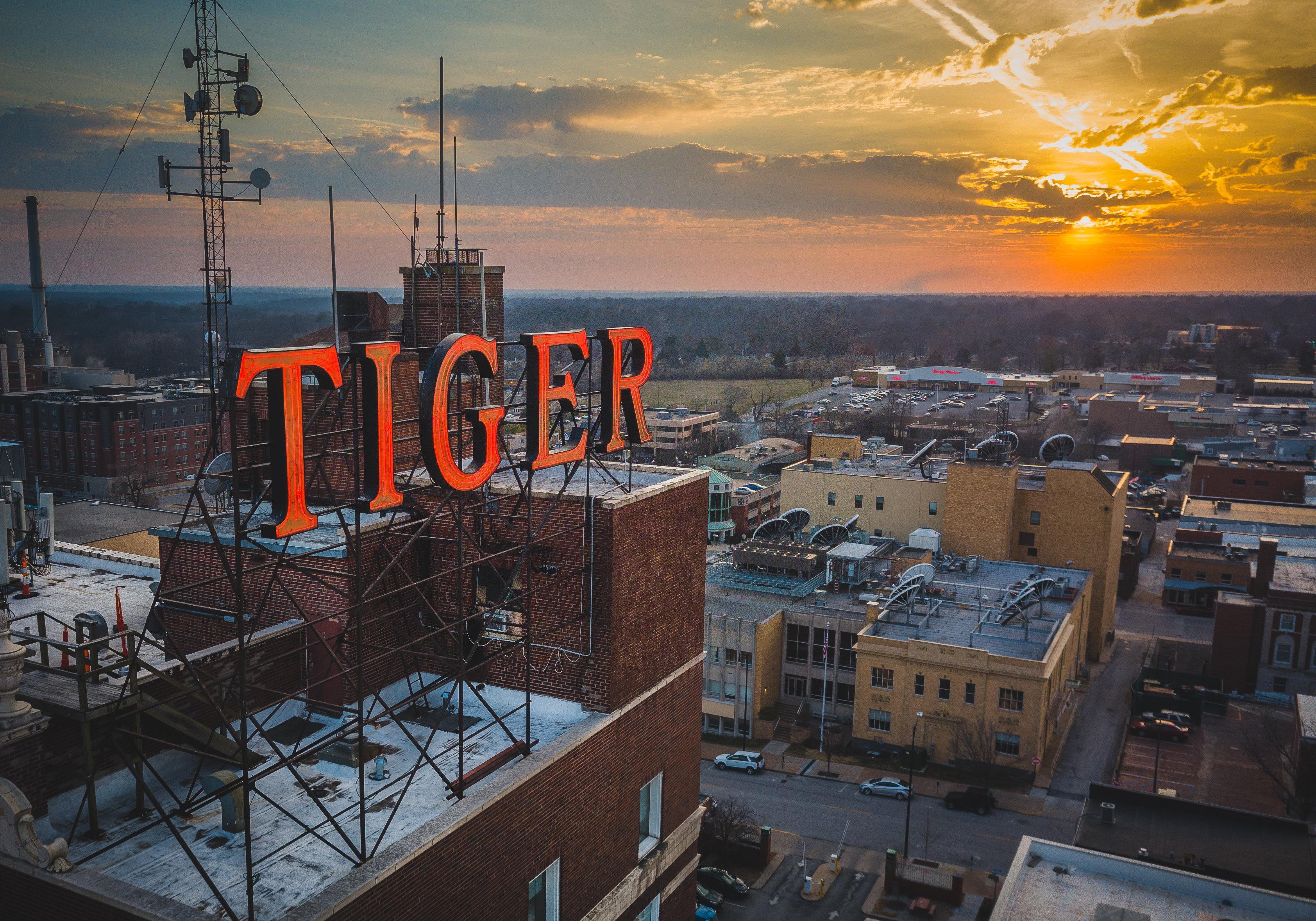 Voco The Tiger Hotel, Columbia, Mo By Ihg Exterior foto